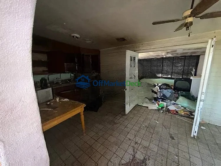 Off-market house in Chandler, Arizona — 4 beds, 2 baths, $260,000