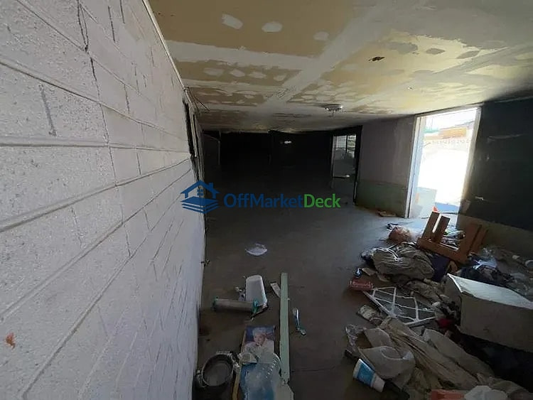 Off-market house in Chandler, Arizona — 4 beds, 2 baths, $260,000 — photo 7 of 8