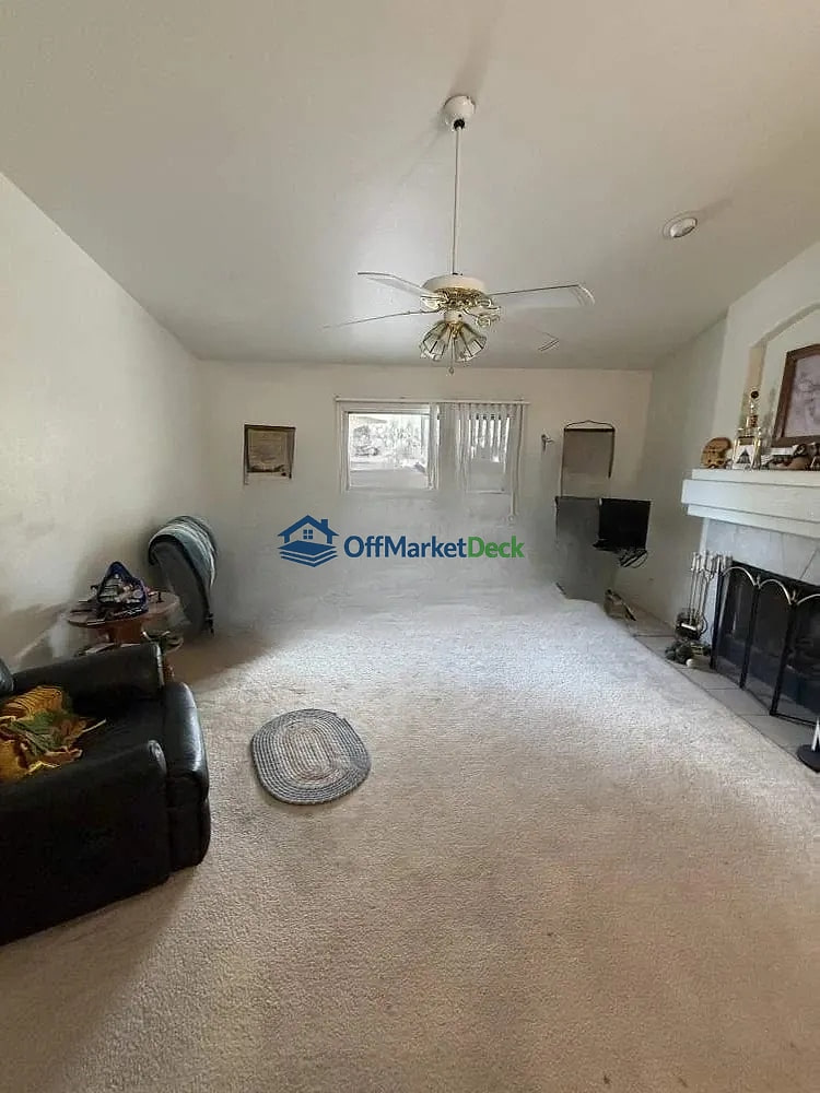 Off-market house in Mesa, Arizona — 3 beds, 2 baths, $439,990 — photo 8 of 8