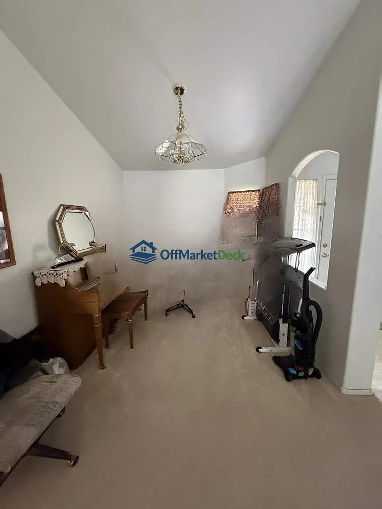 Off-market house in Mesa, Arizona — 3 beds, 2 baths, $439,990 — photo 5 of 8