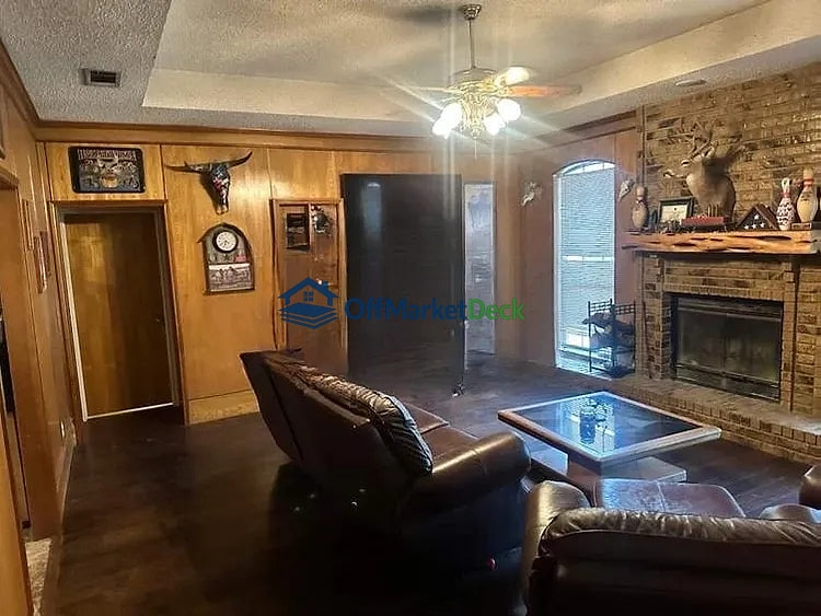 Off-market house in Red Oak, Texas — 3 beds, 2 baths, $255,000 — photo 6 of 8