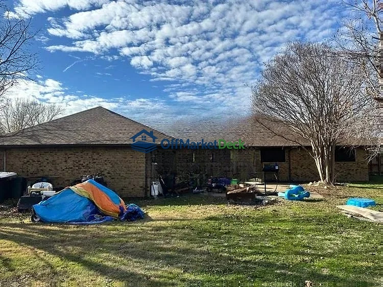 Off-market house in Red Oak, Texas — 3 beds, 2 baths, $255,000 — photo 3 of 8