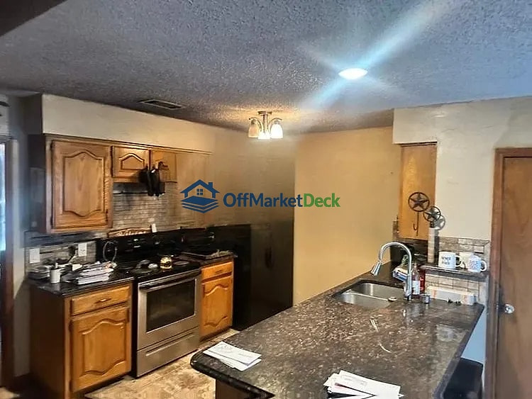 Off-market house in Red Oak, Texas — 3 beds, 2 baths, $255,000 — photo 8 of 8