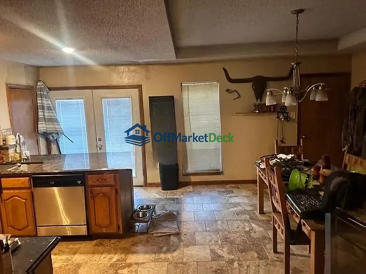 Off-market house in Red Oak, Texas — 3 beds, 2 baths, $255,000 — photo 7 of 8