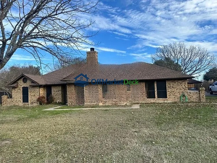 Off-market house in Red Oak, Texas — 3 beds, 2 baths, $255,000 - Blurred background Image