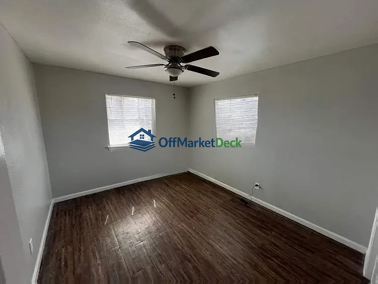 Off-market house in Dallas, Texas — 10 beds, 5 baths, $525,000 — photo 4 of 8