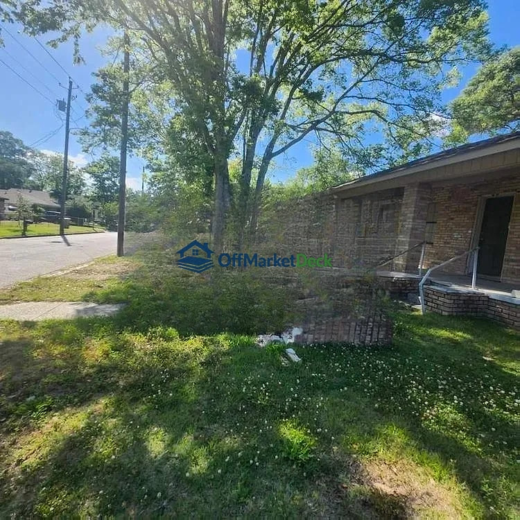 Off-market house in Mobile, Alabama — 3 beds, 2 baths, $65,000 — photo 8 of 8