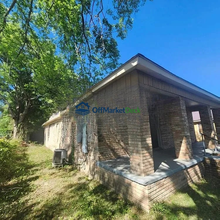 Off-market house in Mobile, Alabama — 3 beds, 2 baths, $65,000 — photo 4 of 8