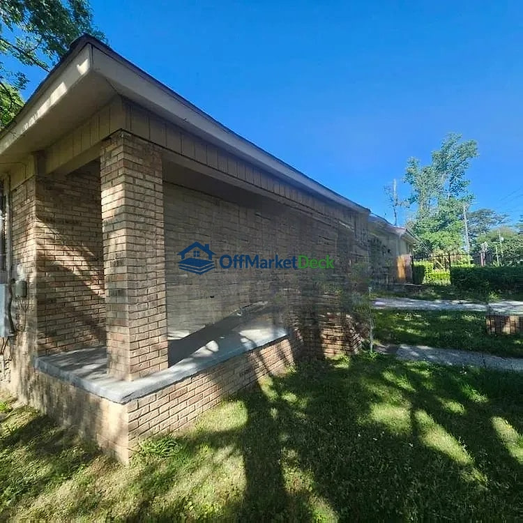 Off-market house in Mobile, Alabama — 3 beds, 2 baths, $65,000 — photo 5 of 8