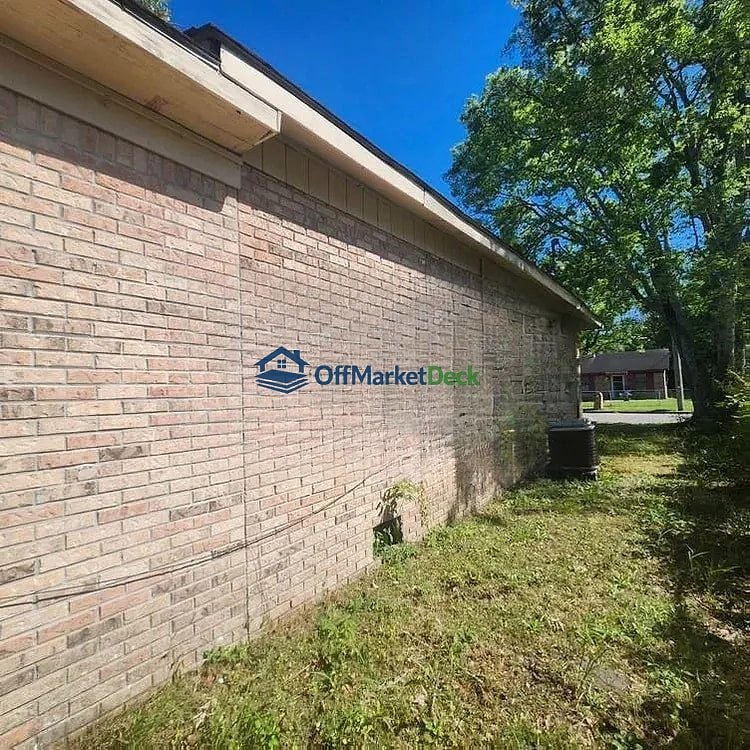Off-market house in Mobile, Alabama — 3 beds, 2 baths, $65,000 — photo 2 of 8