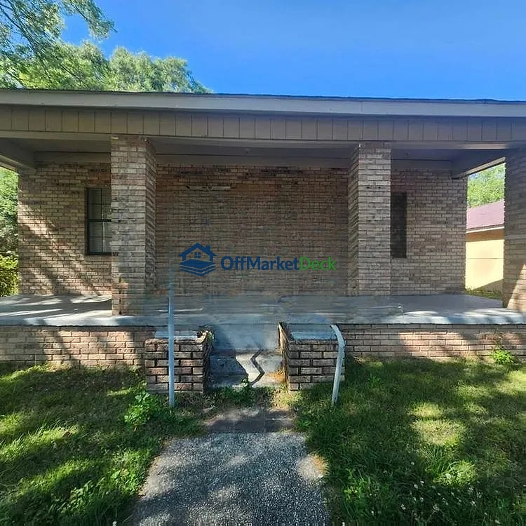 Off-market house in Mobile, Alabama — 3 beds, 2 baths, $65,000 — photo 6 of 8