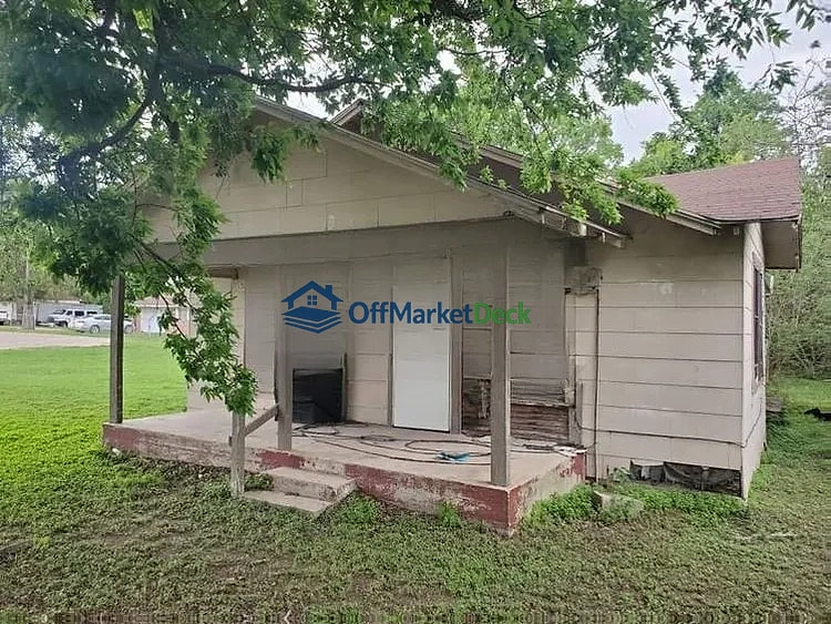 Off-market house in Cameron, Texas — 3 beds, 1 bath, $40,000 - Blurred background Image