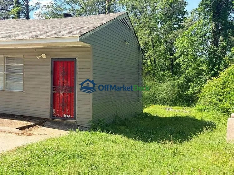 Off-market house in Jackson, Mississippi — 3 beds, 2.5 baths, $38,100 — photo 3 of 8