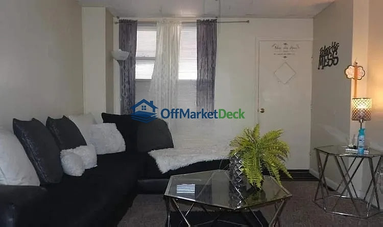 Off-market house in York, Pennsylvania — 3 beds, 1 bath, $105,000 — photo 2 of 8