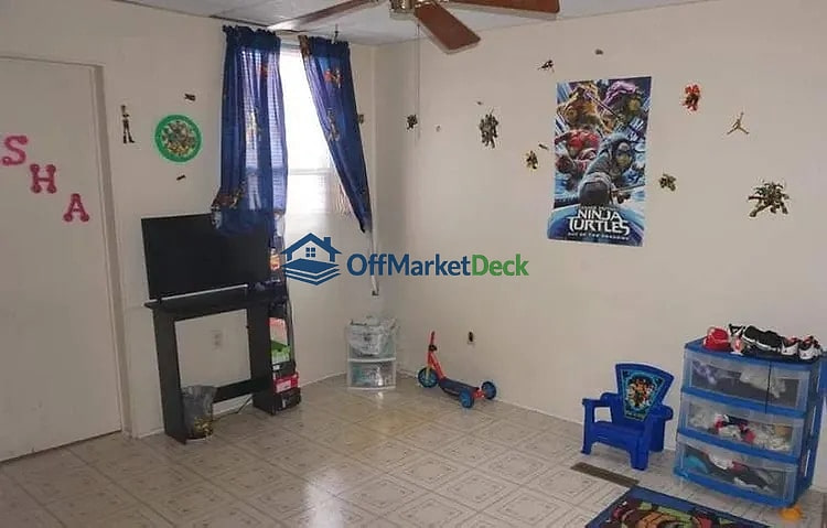 Off-market house in York, Pennsylvania — 3 beds, 1 bath, $105,000 — photo 3 of 8