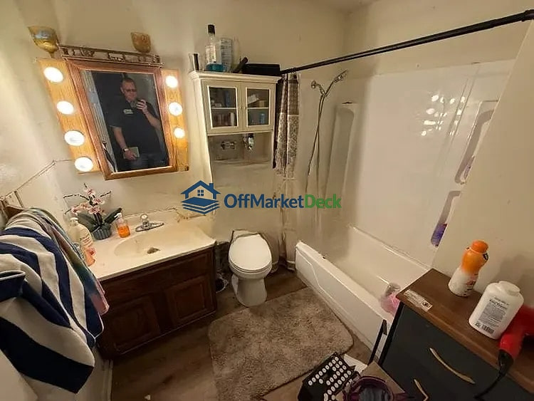Off-market house in Indianapolis, Indiana — 3 beds, 1 bath, $120,000 — photo 3 of 8