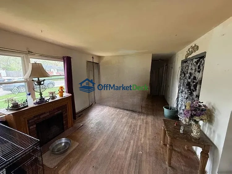 Off-market house in Indianapolis, Indiana — 3 beds, 1 bath, $120,000 — photo 2 of 8