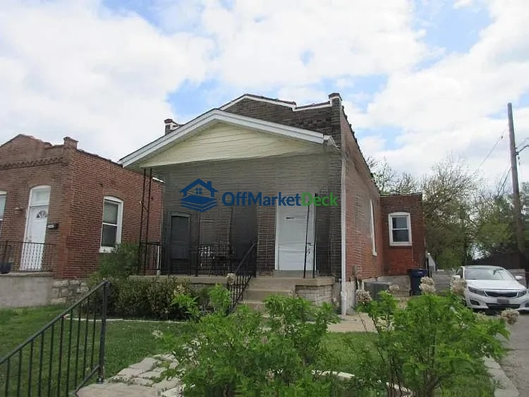 Off-market house in St. Louis, Missouri — 2 beds, 1.5 baths, $155,000 — photo 4 of 8
