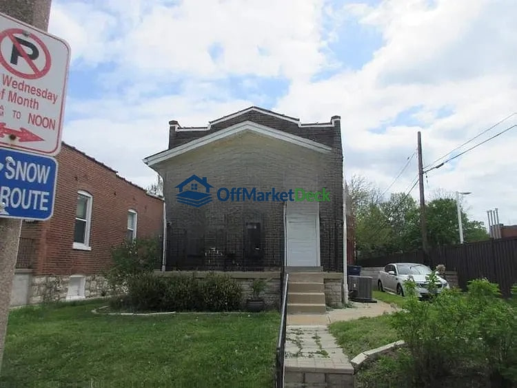 Off-market house in St. Louis, Missouri — 2 beds, 1.5 baths, $155,000 — photo 2 of 8