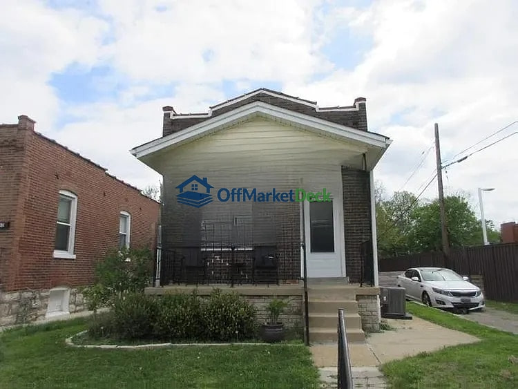 Off-market house in St. Louis, Missouri — 2 beds, 1.5 baths, $155,000 — photo 3 of 8