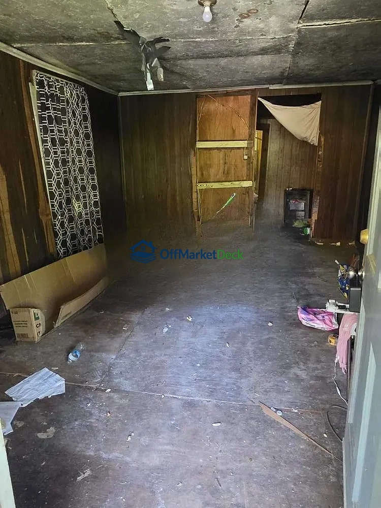 Off-market house in Gadsden, Alabama — 3 beds, 1 bath, $17,000 — photo 3 of 8