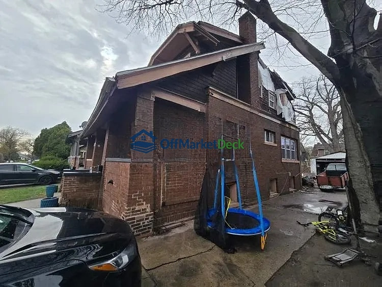 Off-market house in Highland Park, Michigan — 3 beds, 1.5 baths, $57,000 — photo 8 of 8