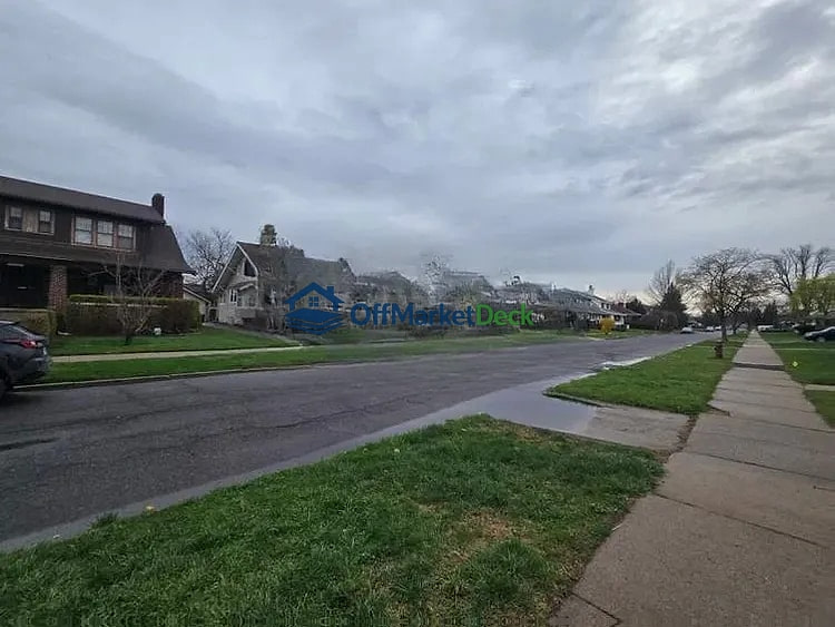 Off-market house in Highland Park, Michigan — 3 beds, 1.5 baths, $57,000 — photo 3 of 8