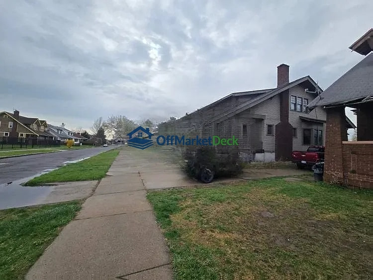 Off-market house in Highland Park, Michigan — 3 beds, 1.5 baths, $57,000 — photo 2 of 8