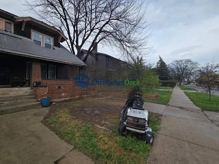 Off-market house in Highland Park, Michigan — 3 beds, 1.5 baths, $57,000 — photo 5 of 8