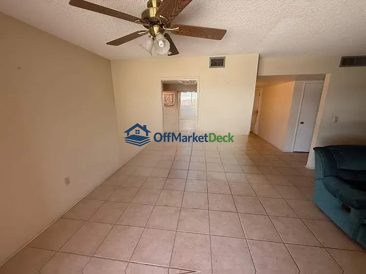 Off-market house in Peoria, Arizona — 3 beds, 2 baths, $199,900 — photo 5 of 8