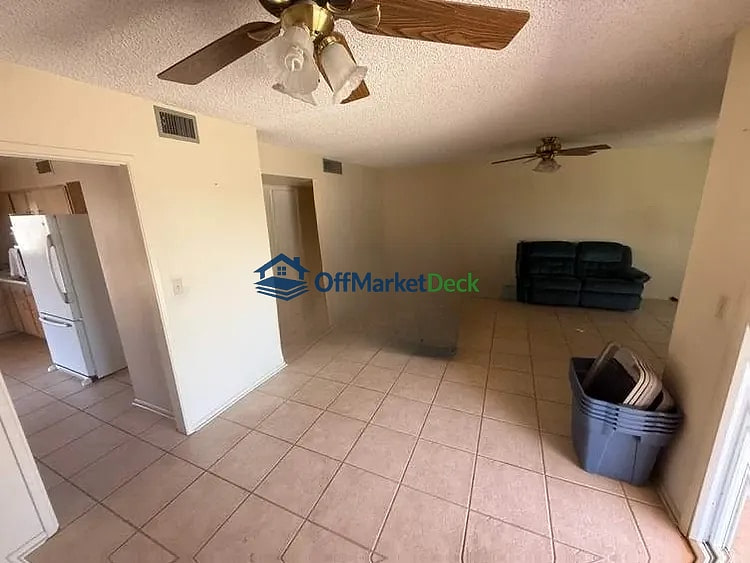 Off-market house in Peoria, Arizona — 3 beds, 2 baths, $199,900 — photo 6 of 8