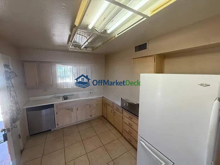 Off-market house in Peoria, Arizona — 3 beds, 2 baths, $199,900 — photo 7 of 8