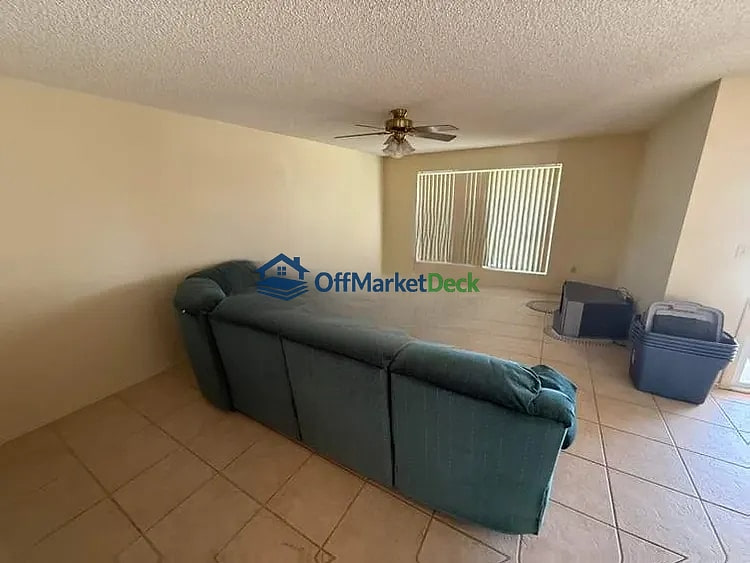 Off-market house in Peoria, Arizona — 3 beds, 2 baths, $199,900 — photo 4 of 8