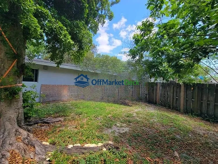 Off-market house in Plantation, Florida — 3 beds, 2 baths, $384,900 — photo 8 of 8