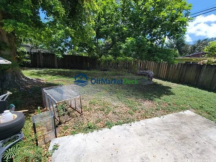 Off-market house in Plantation, Florida — 3 beds, 2 baths, $384,900 — photo 7 of 8
