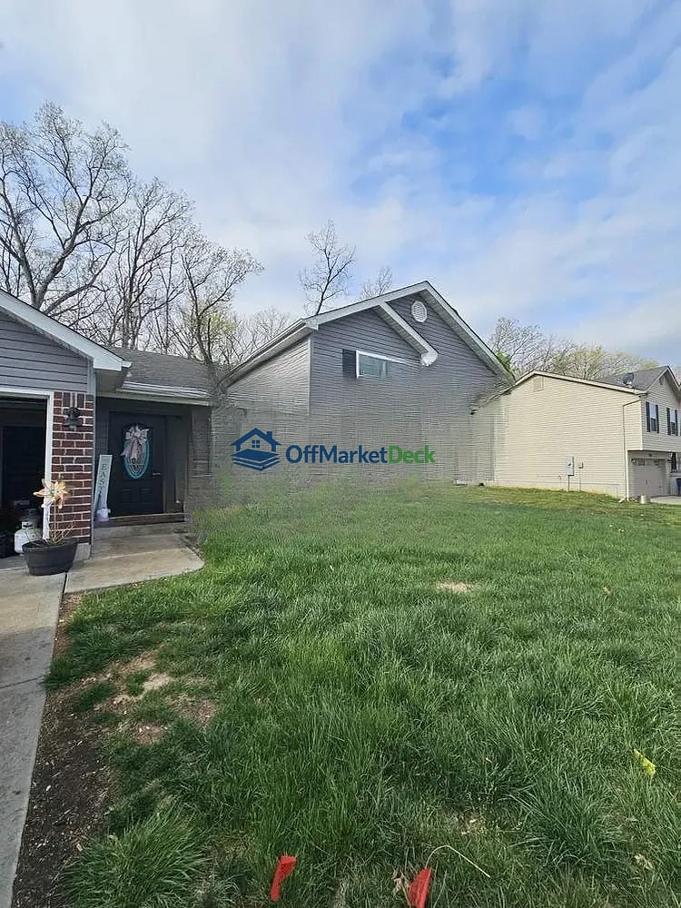 Off-market house in Foristell, Missouri — 3 beds, 2 baths, $229,900 - Blurred background Image