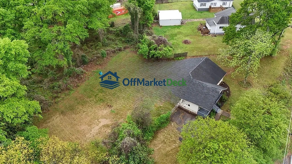 Off-market house in Spartanburg, South Carolina — 3 beds, 2 baths, $208,000 — photo 3 of 8