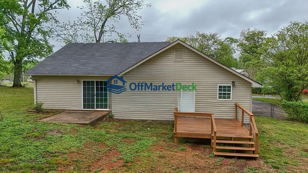 Off-market house in Spartanburg, South Carolina — 3 beds, 2 baths, $208,000 — photo 2 of 8