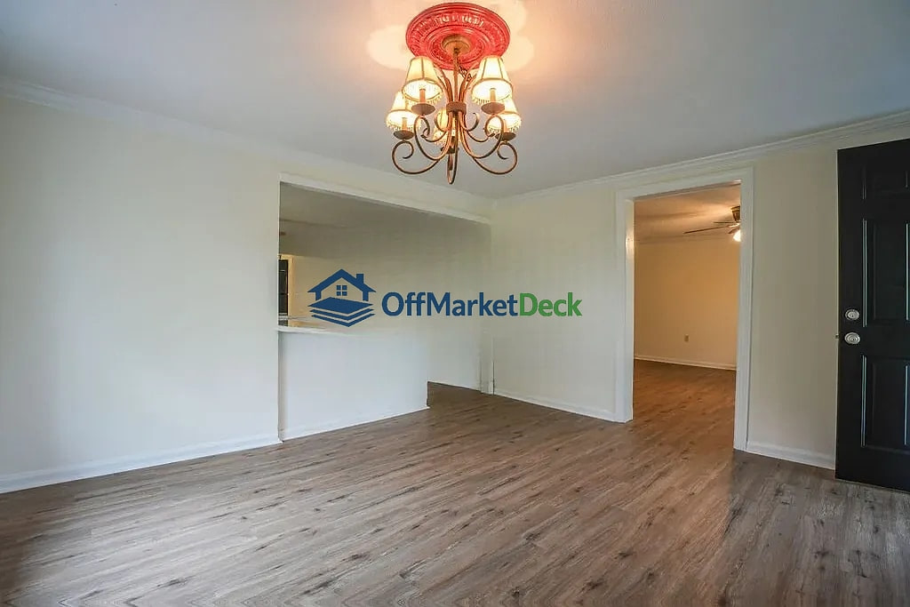 Off-market house in Spartanburg, South Carolina — 3 beds, 2 baths, $208,000 — photo 6 of 8