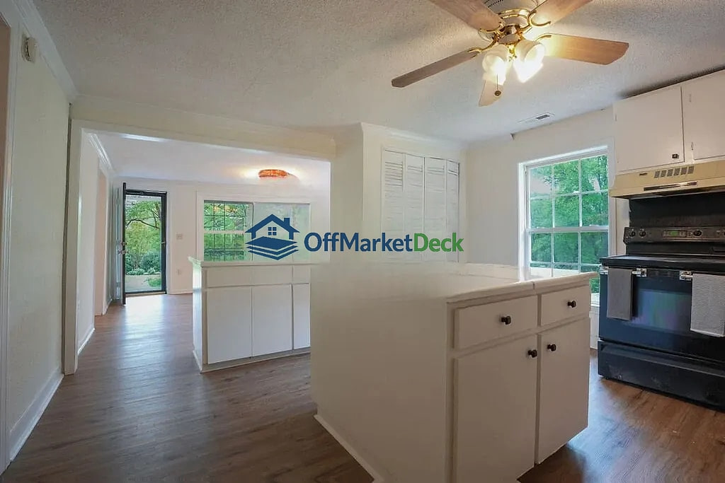 Off-market house in Spartanburg, South Carolina — 3 beds, 2 baths, $208,000 — photo 7 of 8