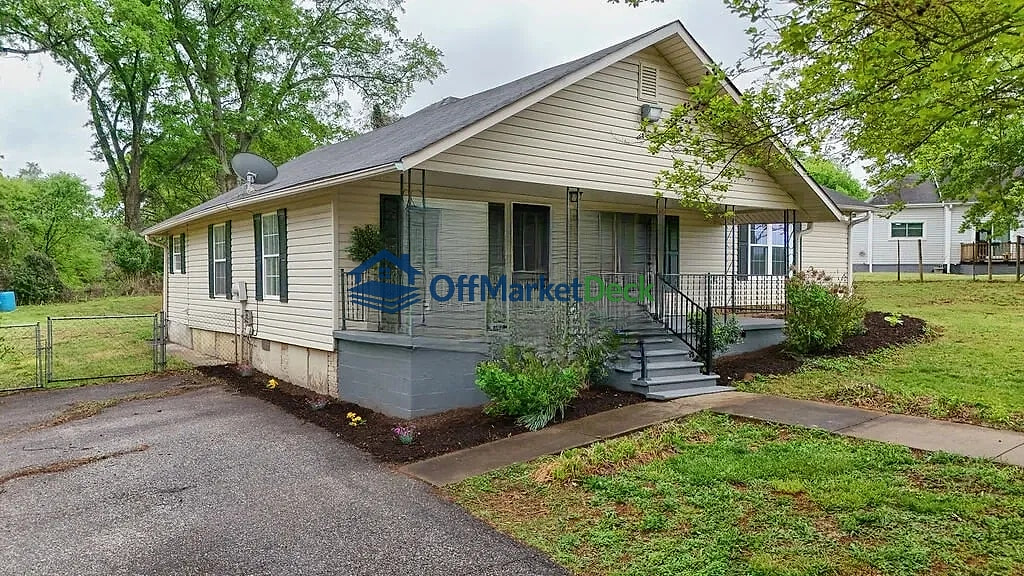 Off-market house in Spartanburg, South Carolina — 3 beds, 2 baths, $208,000 - Blurred background Image