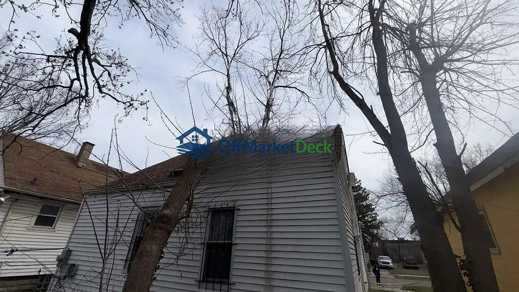 Off-market house in Detroit, Michigan — 3 beds, 1 bath, $27,900 — photo 3 of 8