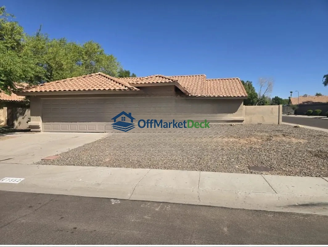 Off-market house in Glendale, Arizona — 2 beds, 2 baths, $389,990 - Blurred background Image
