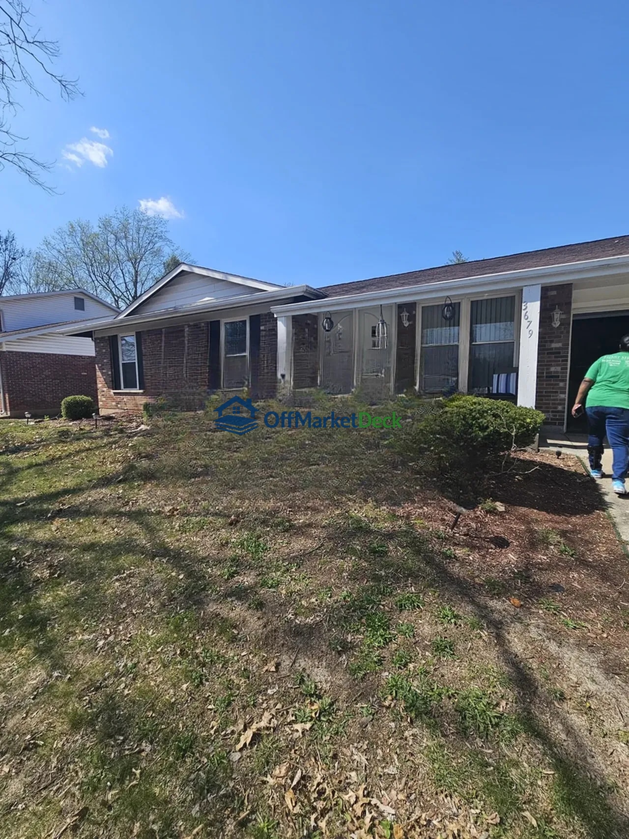 Off-market house in Florissant, Missouri — 3 beds, 2.5 baths, $179,900 - Blurred background Image