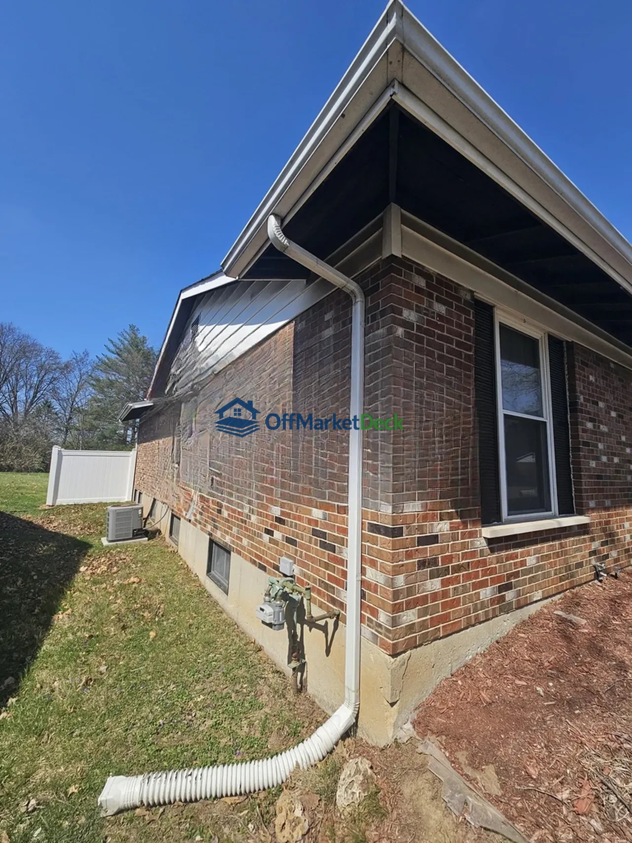Off-market house in Florissant, Missouri — 3 beds, 2.5 baths, $179,900 — photo 3 of 8