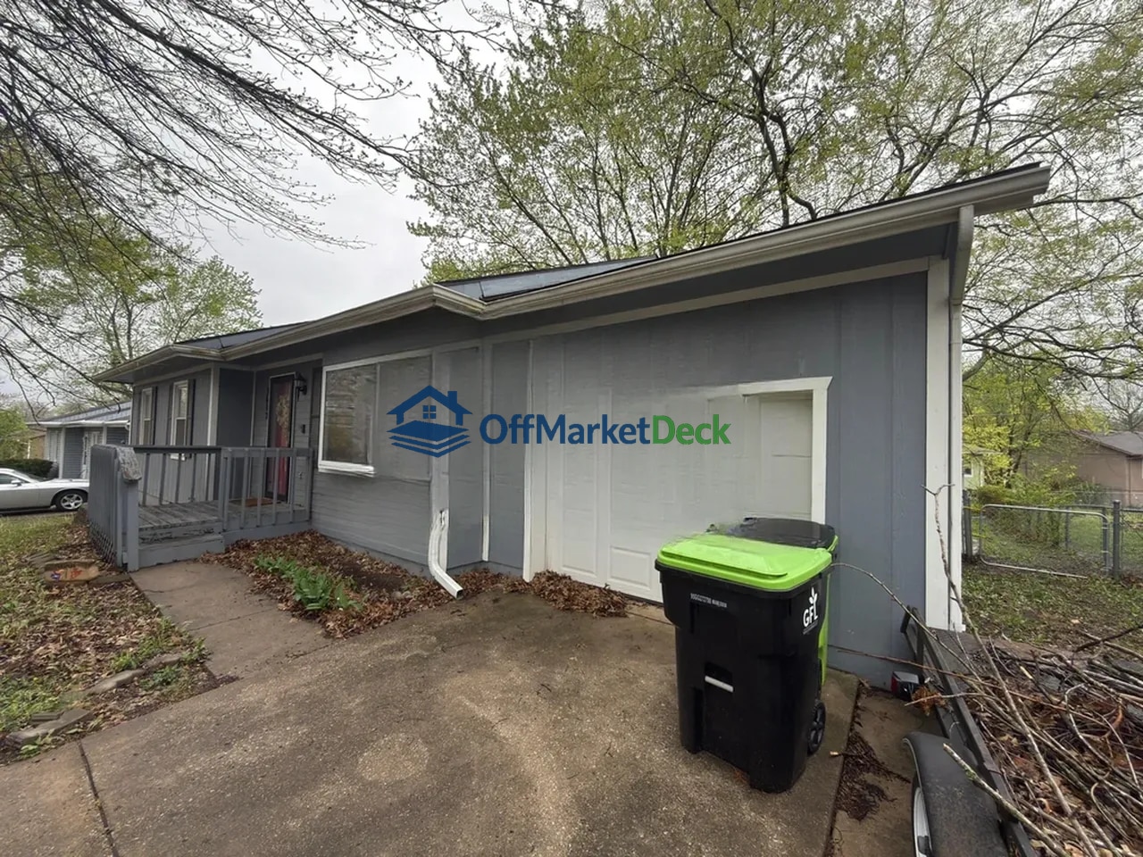 Off-market house in Harrisonville, Missouri — 3 beds, 1 bath, $157,900 — photo 2 of 8