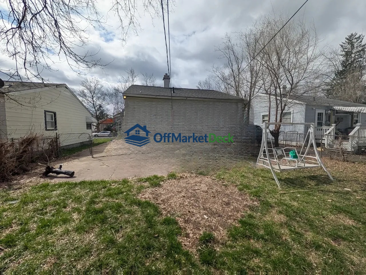 Off-market house in Pontiac, Michigan — 3 beds, 1 bath, $69,900 — photo 5 of 8