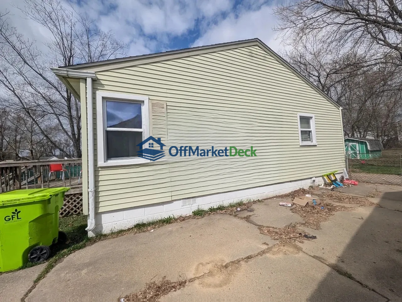 Off-market house in Pontiac, Michigan — 3 beds, 1 bath, $69,900 — photo 3 of 8