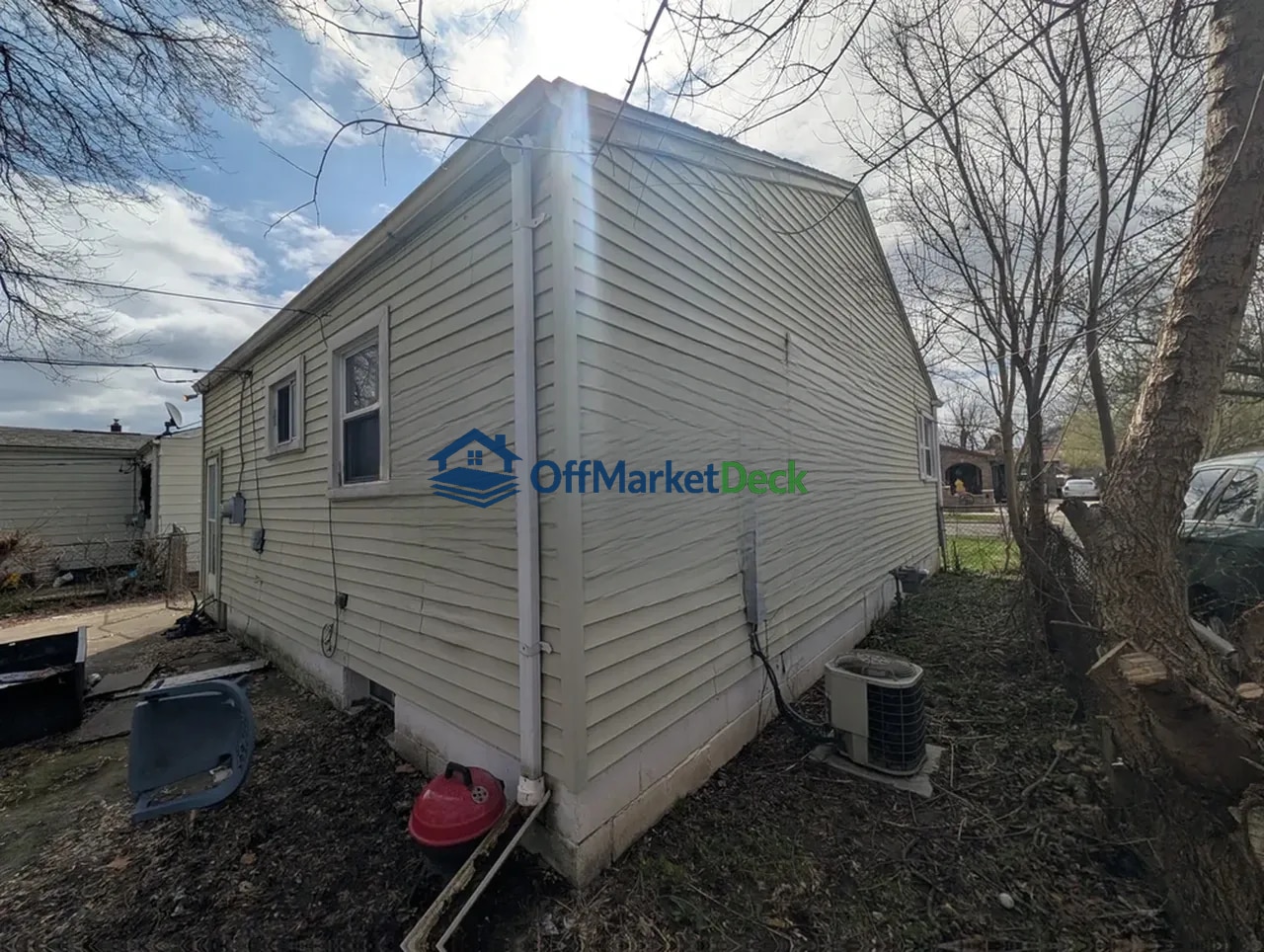 Off-market house in Pontiac, Michigan — 3 beds, 1 bath, $69,900 — photo 4 of 8