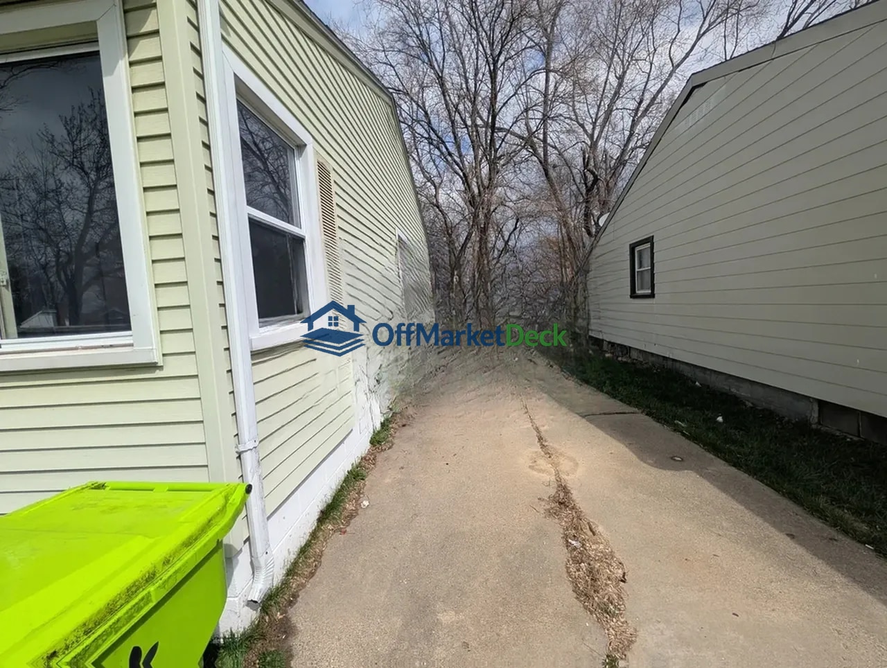 Off-market house in Pontiac, Michigan — 3 beds, 1 bath, $69,900 — photo 2 of 8